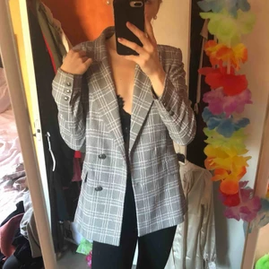  - Säljer denna ursnygga kavaj från chiquelle som även Linn Ahlborg haft i vissa videor!! Såå snygg men tyvärr för stor för mig. Köpt för 699kr, fått massor av komplimanger för denna🌸 formar sig snyggt på kroppen!