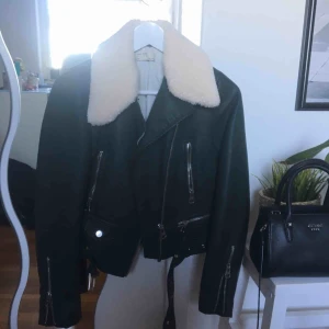  - En supersnygg mörkgrön skinnjacka ifrån zara. Den är aldrig använd pga för liten för mig. Storlek small/36 passar perfekt till våren.