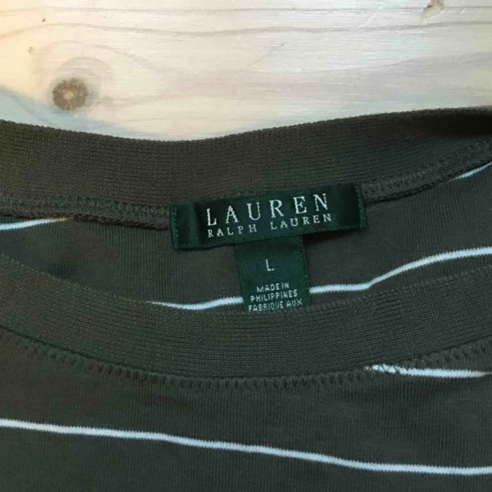 Långärmad randig tröja från Ralph Lauren med knappar på vardera sida ringningen. Toppar.
