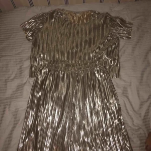 - Sista sekunden med nyårsoutfit? En super snygg glittrig och guldig blus med matchade byxor. Endast använda en halv kväll. Lågt pris, eftersom inköpspriset var 750kr, då jag hoppas någon hinner hitta dessa för att användas som de förtjänar.