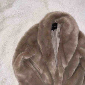  - En skitsnygg pälsjacka från New Look. Knappt använd. Har en fin ljusgrå färg men aningen rosa i sig, kan skicka fler bilder som visar mer exakt!! Priset kan diskuteras