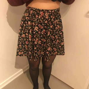  - Trevlig blommig klockad kjol både vinter o sommar! Använd ett fåtal gånger! 