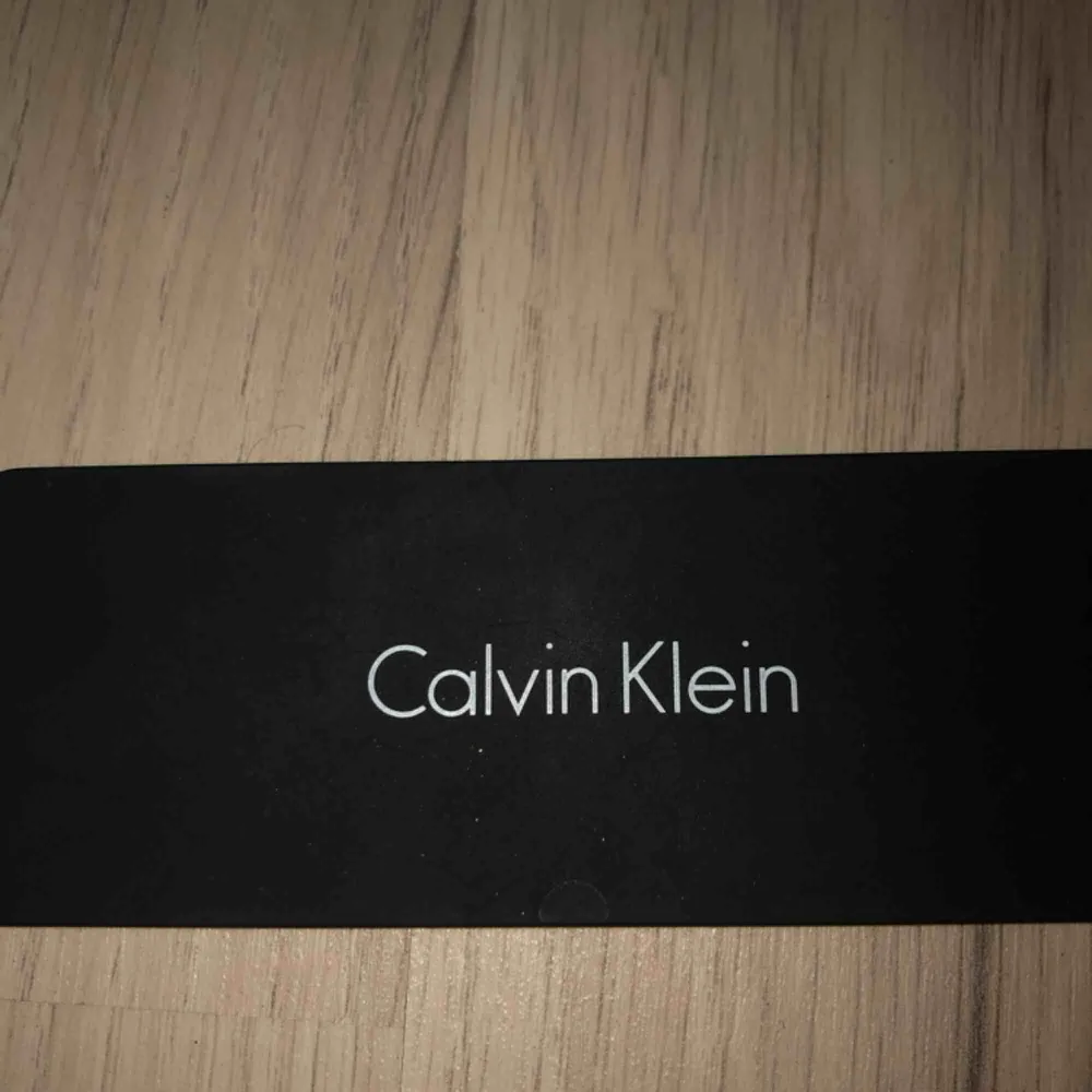 Calvin Klein powerbank. En tillhörande förvaringspåse fås med. Råkade bryta av laddsladden, därav det billiga priset. (Laddad med en vanlig samaungladdare) 2800mAh. Övrigt.