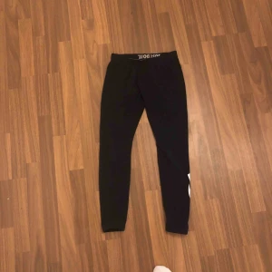  - Ett par svarta Nike tights