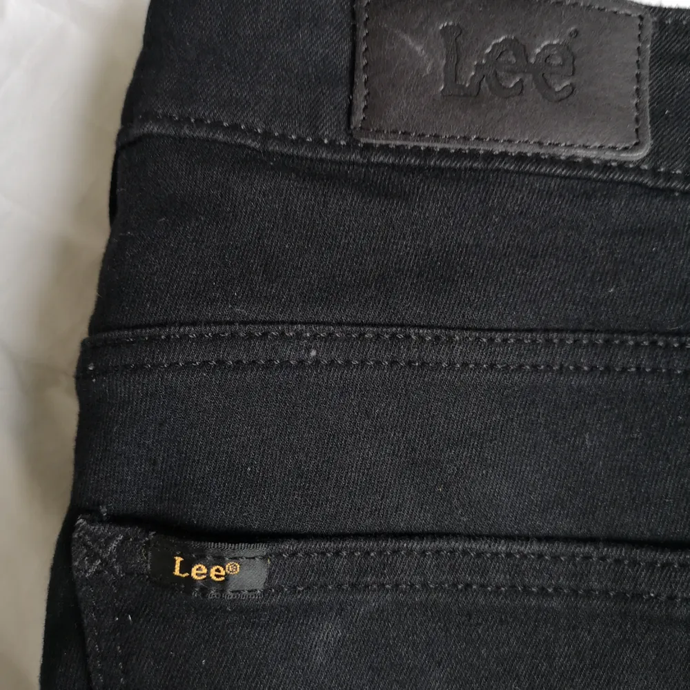 Supersnygga stretchiga jeans från Lee. Mycket smickrande modell.   Modell: scarlett high. Knappt använda. . Jeans & Byxor.