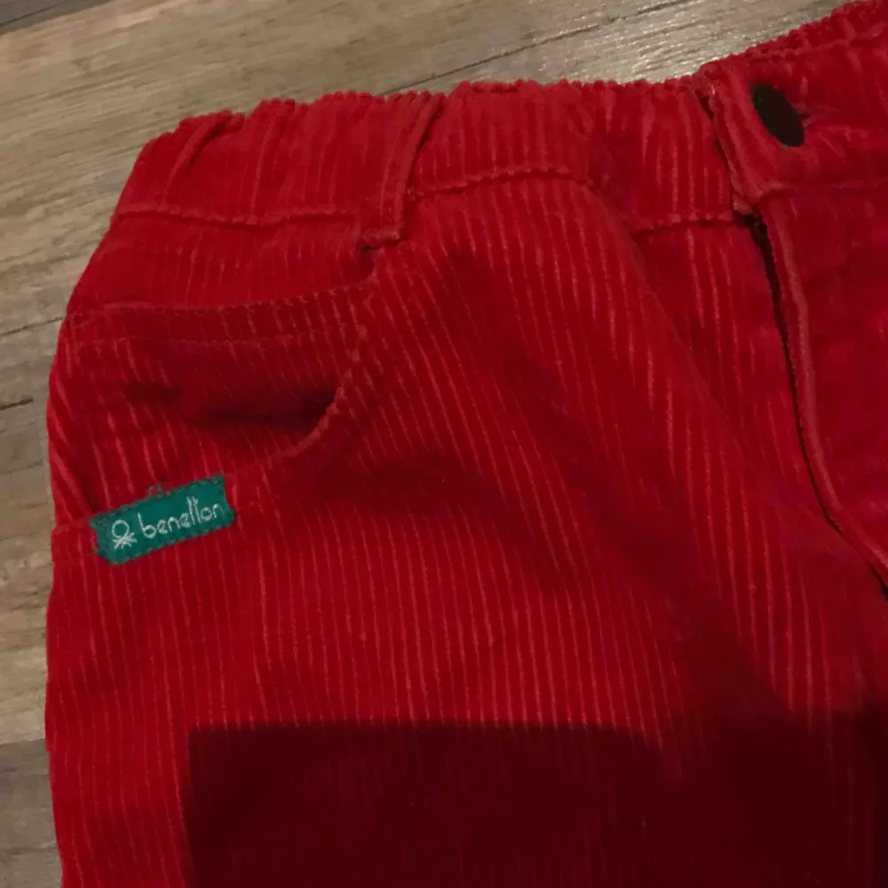 Röda manchester byxor från Humana! . Jeans & Byxor.