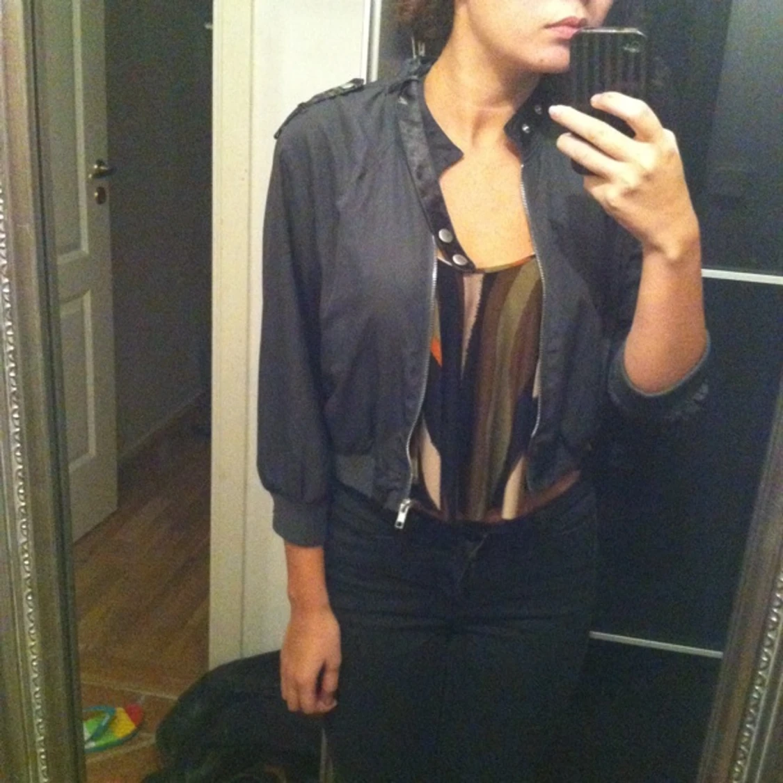 Grå jacka/tröja i toppskick, strlk L men jag använder S i vanliga fall.