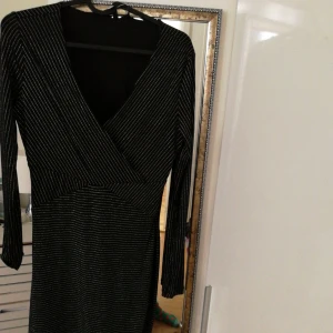  - Riktigt fin lätt glittrig     klänning med guldiga och silvriga detaljer (strecken) från Vero moda i strl s pasar en 36/38 Så fin till festen eller middag. 