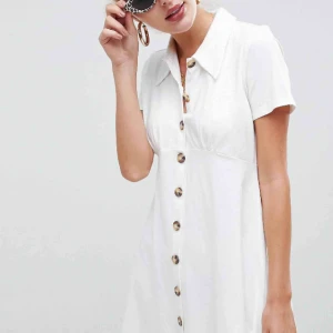  - Oanvänd vit klänning från asos, strl 36. Originalpris: 381 kr. Säljer pga. fel storlek. Frakt tillkommer. 