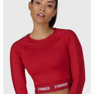 Aldrig använd Stronger-tröja. Säljer pga Aldrig kommit till användning. Var dock för snabb med att ta bort lapparna. Nypris 449! Det är bara att skriva om ni har frågor eller vill ha fler bilder 😇