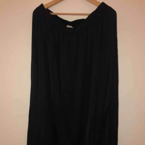  - lång kjol som är genomskinlig från knäet neråt, storlek XL. Oanvänt. Frakt tillkommer!