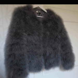  - Grå fuskpäls jackan från DM retro. Väldigt skön och varm jacka, perfekt höstjacka. 