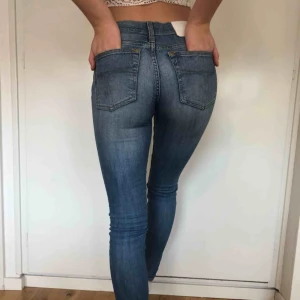 - Jeans från Tiger of Sweden, inköpta på NK i Stockholm. Nypris 1199. Sparsamt använda. Jag är 168cm lång och har vanligtvis strl 34 eller 36 i kläder.