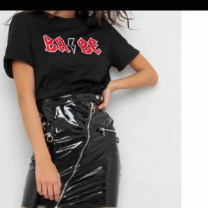  - Babe t-shirt från JFR. Helt ny och oanvänd!