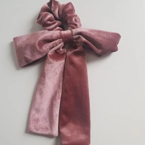  - Hår accessoar från gina Tricot, använd högst en gång. Nypris 70kr! Mitt pris 30kr + frakt :)