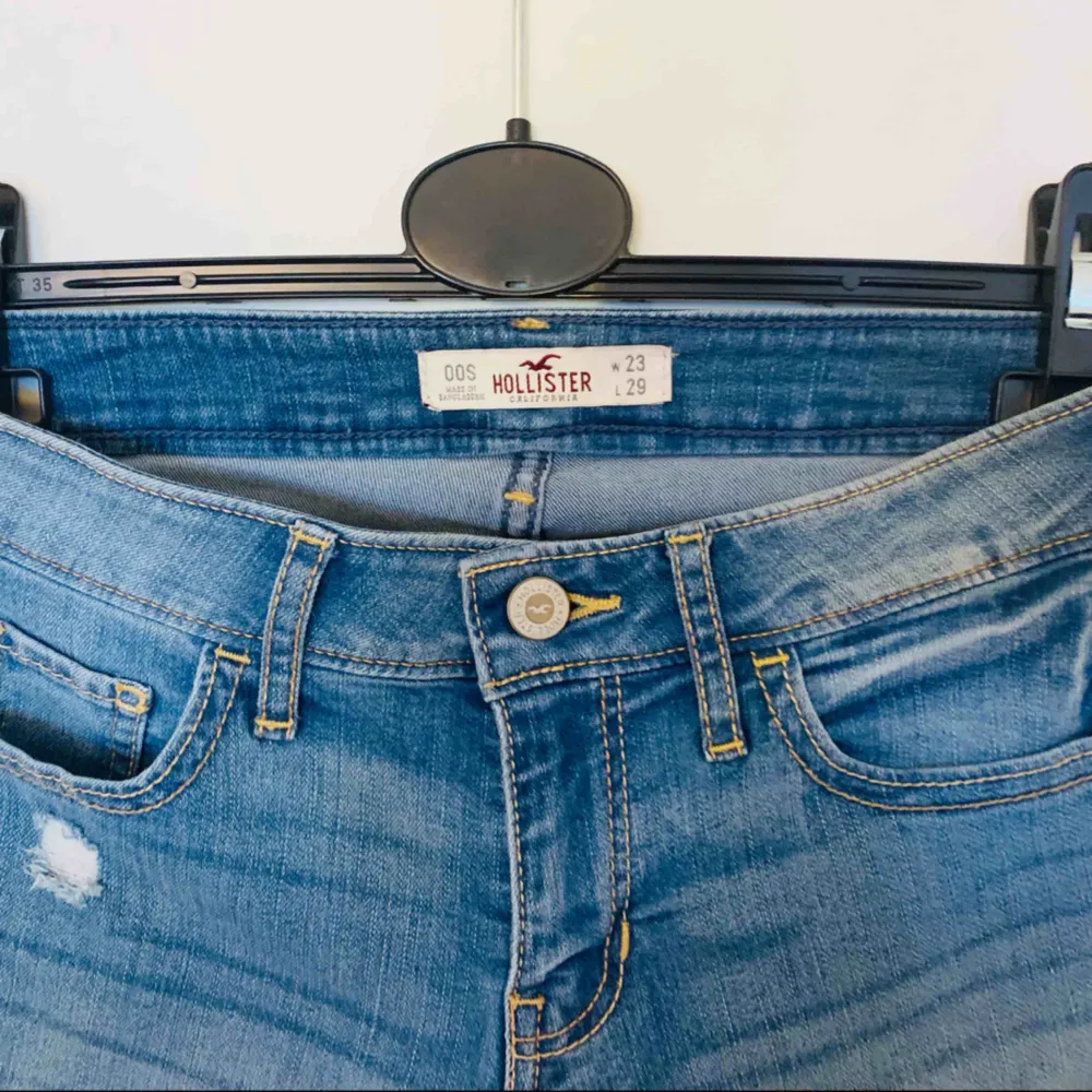Hollister jeans med slitningar. Köparen står för frakten :) . Jeans & Byxor.