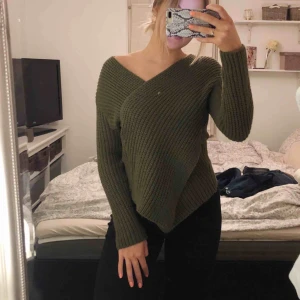 - Grön stickad omlott tröja från boohoo i stl M. Fint skick o sitter snyggt på. 90kr + 40kr frakt via swish.