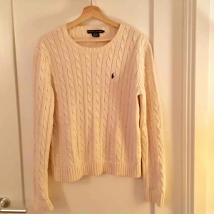  - Ribstickad tröja frön Ralph Laurent, off-white. Strlk XL men sitter bara lite loose på mig som har strlk 38.