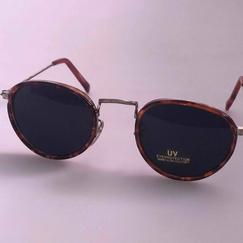 Solglasögon, nya och aldrig använda, men vintage modell från 80-talet. Solglasögonpåse från Colorez ingår. 20:- inkl frakt.. Accessoarer.