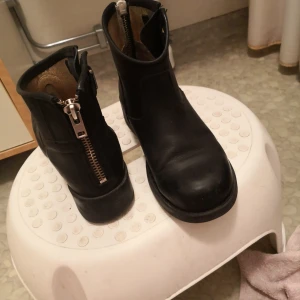  - Johnny bulls i storlek 37 men stor i storleken. Säljer dom endast för dom är för stora.  Litet nagg fram der ända skavanken på skorna.  Köparen står för frakten och de blir nog en blå L påse. 