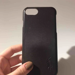  - Äkta Ralph Lauren mobilskal för iPhone 8/7/6/6S. Mörkbrunt. Köptes för 48 $ i USA på en Ralph Lauren butik. Kan sänka pris vid snabb affär