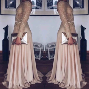  - Jättefin beige balklänning! Storlek S men passar även M, helt öppen i ryggen! Superfin klänning, använd en dag! 