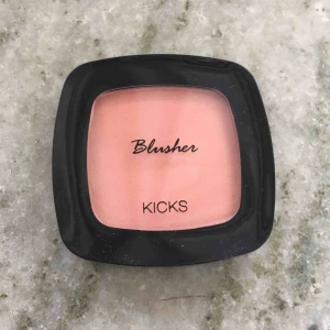  - Rouge från Kicks egna märke i färgen So Sweet. Testat 1 gång, använde väldigt lite produkt. Ser helt oanvänt ut. Nypris 100 kr. Kan mötas upp i Stockholm vid köp av flera saker eller skicka mot fraktkostnad (11:-)