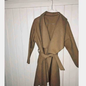  - Fin beige kappa som är helt oanvänd. Köpte den här på plick men tycker inte att jag passar i den, därför säljer jag den.  Betalas med swish, köparen står för frakten. (Vid snabb affär kan jag betala halva frakten)