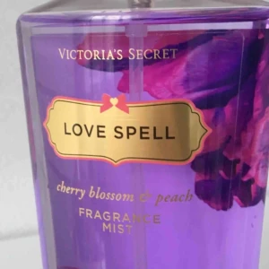  - Oanvänd body mist från Victorias Secret i doften Love Spell. Ordinarie pris 159kr. Köpare står för frakt.