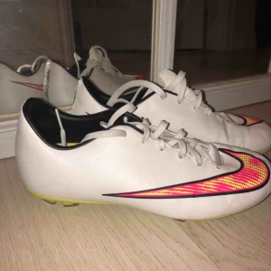 - Fotbollsskor från Nike, använda ett fåtal gånger. Storlek 38.5/24cm. Säljer för 200kr, köparen står för frakt. 