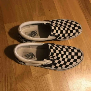  - Säljer mina Checkered Vans då jag inte använder dem längre:( Relativt använda men har inga skador. Lite smutsiga men går att tvätta bort! Frakt är inkluderat<3