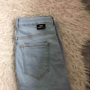 Ett par ljusblåa Lexy - skinny fit jeans från Dr.Denim i bra skick! Köparen står för frakten 🥰