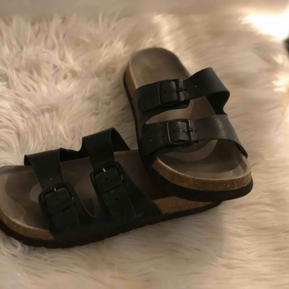 Sköna sandaler! Kan mötas upp i Norrköping eller posta, köpare står för frakt🌼. Skor.