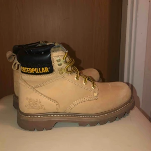  - Knappt använda CAT (Caterpillar) kängor säljes. Givetvis äkta. Nypris: 1200kr. 