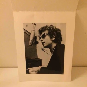 - Bob Dylan-fotografi med board = A4-storlek  Fint skick! Inga fettfläckar etc  