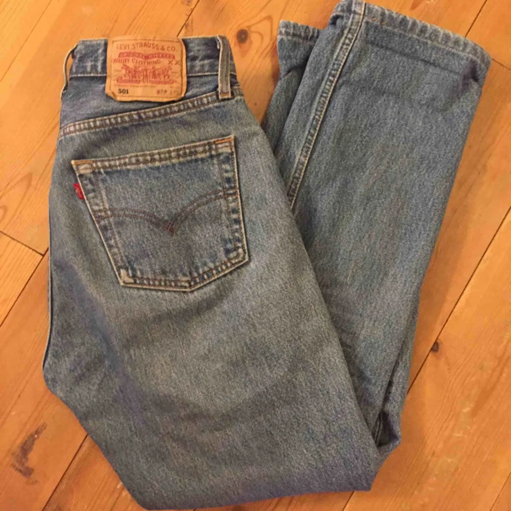 Blå Levis 501 i rak modell, passar S/M. Använda men i bra skick, frakt tillkommer :). Jeans & Byxor.