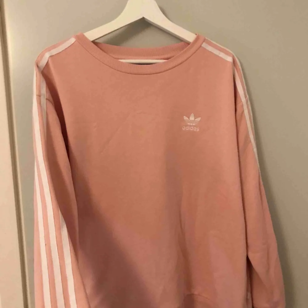 Adidas tröja i ljus/baby rosa köpt på Jolina i Borås. Nypris 650kr. Storleken är oversized. Kan mötas i Borås eller skicka mot fraktkostnad. . Hoodies.