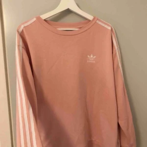  - Adidas tröja i ljus/baby rosa köpt på Jolina i Borås. Nypris 650kr. Storleken är oversized. Kan mötas i Borås eller skicka mot fraktkostnad. 
