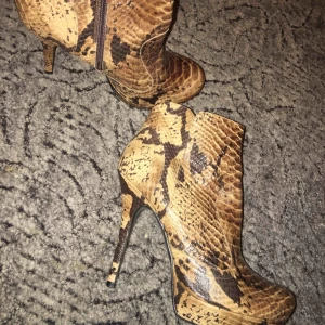  - Högklackade skor från märket Rizzo. Nypris 1000kr. Endast använda en gång, sen dess har de glömts bort i garderoben. 