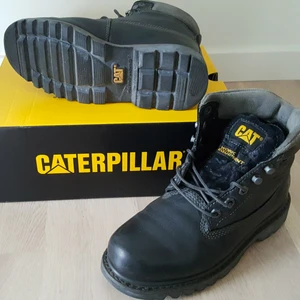  - CAT kängor, modell Bruiser, svart, storlek 40, läder. Nya i originalförpackning. Nypris ca 1.200 kr. Säljes för 600 kr.
