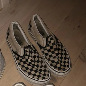 - Rutiga Vans i svartvitt, slitna därav billigt pris.