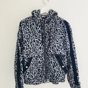  - Vårjacka i leoprint! Blå revärer på armar och fickor och silverdetaljer. Lätt oversized. Även snygg som sportjacka Knappt använd och superfin! Frakt tillkommer.