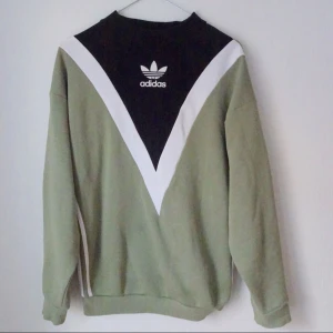  - ❌ ADIDAS ORIGINALS / HAILY BALDWIN ❌ Säljer nu min fina tröja. Knappt använd då den inte riktigt funkar med min stil. Älskar den dock!!!  Nypris 799, Ditt pris 400!!!!😱😱  Mottagaren står för frakt!