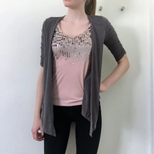  - Linne och kofta i ett, köpt i USA 🍀 de är ihopsydda på sidan, går att klippa av linnedelen om man bara vill ha koftan ~ frakt tillkommer