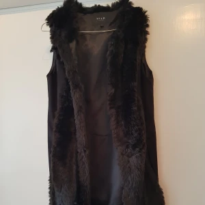  - Fin fusk pälsväst använd 1 gång med mocka på sidorna. Strlk M