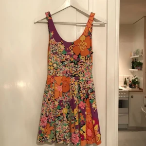  - Klänning från HM, djup i ryggen. Möts upp i Sthlm eller skickar mot fraktkostnad. 