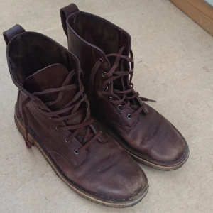  - Snyggt slitna Clark's originals köpta på Emmaus! Säljer dessa vidare nu då jag inte använder de längre och behöver plats. Kan mötas upp i Stockholm! 