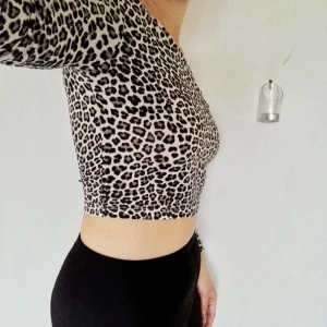  - Snygg kort långärmad topp i leopardmönster! Stretchigt bomullmaterial. Jag är en small och den sitter tight o bra på mig, tror den skulle passa en xs också!