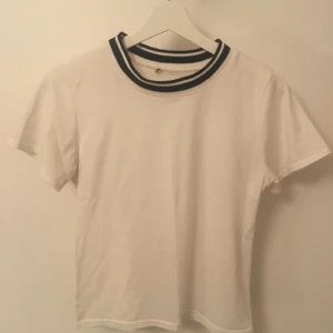  - Vit ganska tajt T-shirt i ganska tjockt material, bra skick