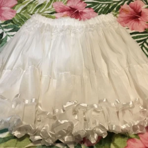  - Kjol, kan användas som underkjol